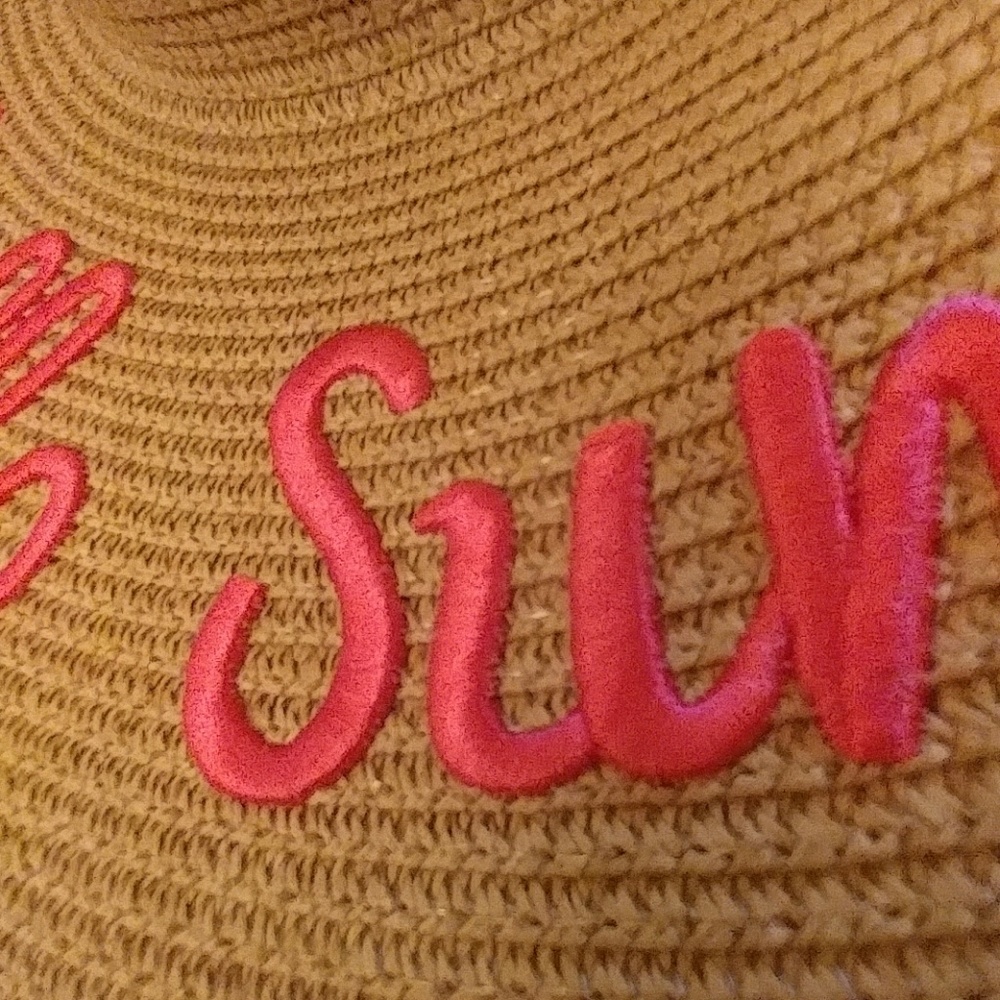 🚫SOLD🚫 Embroidered Floppy Beach Hat - Picture 3 of 3